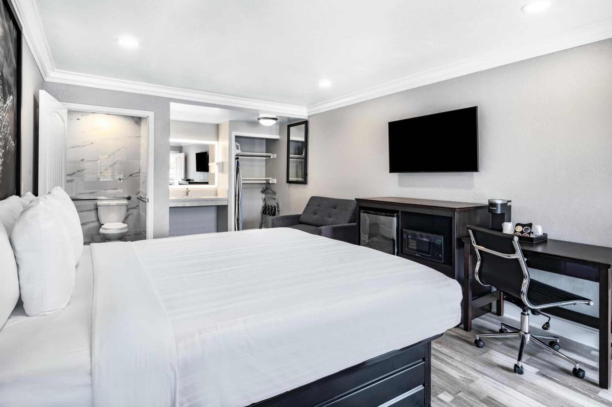 Aura Motel Monterey